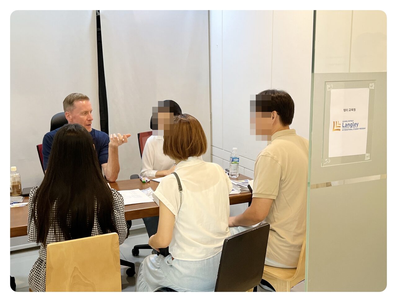 랭리 교육청 관계자와 가족이 상담하는 모습